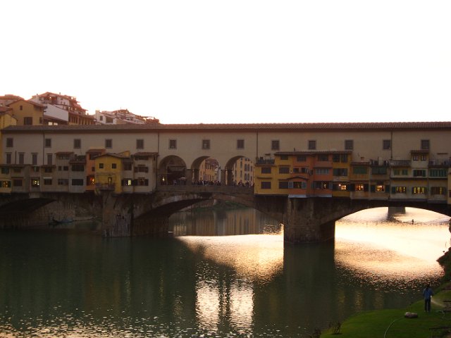 Ponte Vecchio-28.JPG - The central point of Ponte Vecchio opens up into an area with stunning views of the river Arno.